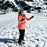 Juhi Babbar Instagram - Have a C❄️❄️L night with my SN❄️W dump☃️❄️ #snowdump #throwback #inthesnow #coolnight #loveit #funinthesnow #snowball #rollinginthesnow #saiyaaratour