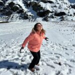 Juhi Babbar Instagram - Have a C❄️❄️L night with my SN❄️W dump☃️❄️ #snowdump #throwback #inthesnow #coolnight #loveit #funinthesnow #snowball #rollinginthesnow #saiyaaratour