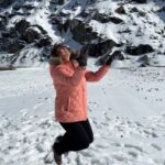 Juhi Babbar Instagram - Have a C❄️❄️L night with my SN❄️W dump☃️❄️ #snowdump #throwback #inthesnow #coolnight #loveit #funinthesnow #snowball #rollinginthesnow #saiyaaratour