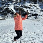 Juhi Babbar Instagram - Have a C❄️❄️L night with my SN❄️W dump☃️❄️ #snowdump #throwback #inthesnow #coolnight #loveit #funinthesnow #snowball #rollinginthesnow #saiyaaratour