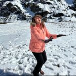 Juhi Babbar Instagram - Have a C❄️❄️L night with my SN❄️W dump☃️❄️ #snowdump #throwback #inthesnow #coolnight #loveit #funinthesnow #snowball #rollinginthesnow #saiyaaratour