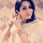 Juhi Babbar Instagram – Milaange….💓

#loveforwhite #me #juhibabbarsoni #love #life