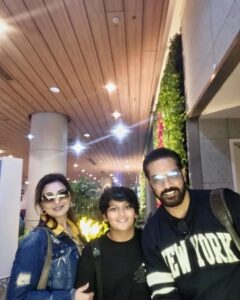 Juhi Babbar Instagram - Ghummi Ghummi😍✈️🏝🌊 #holiday#quickgetaway#airportpic#airtravel#anupsoni #Imaanbabbarsoni #juhibabbarsoni #decemberbreak