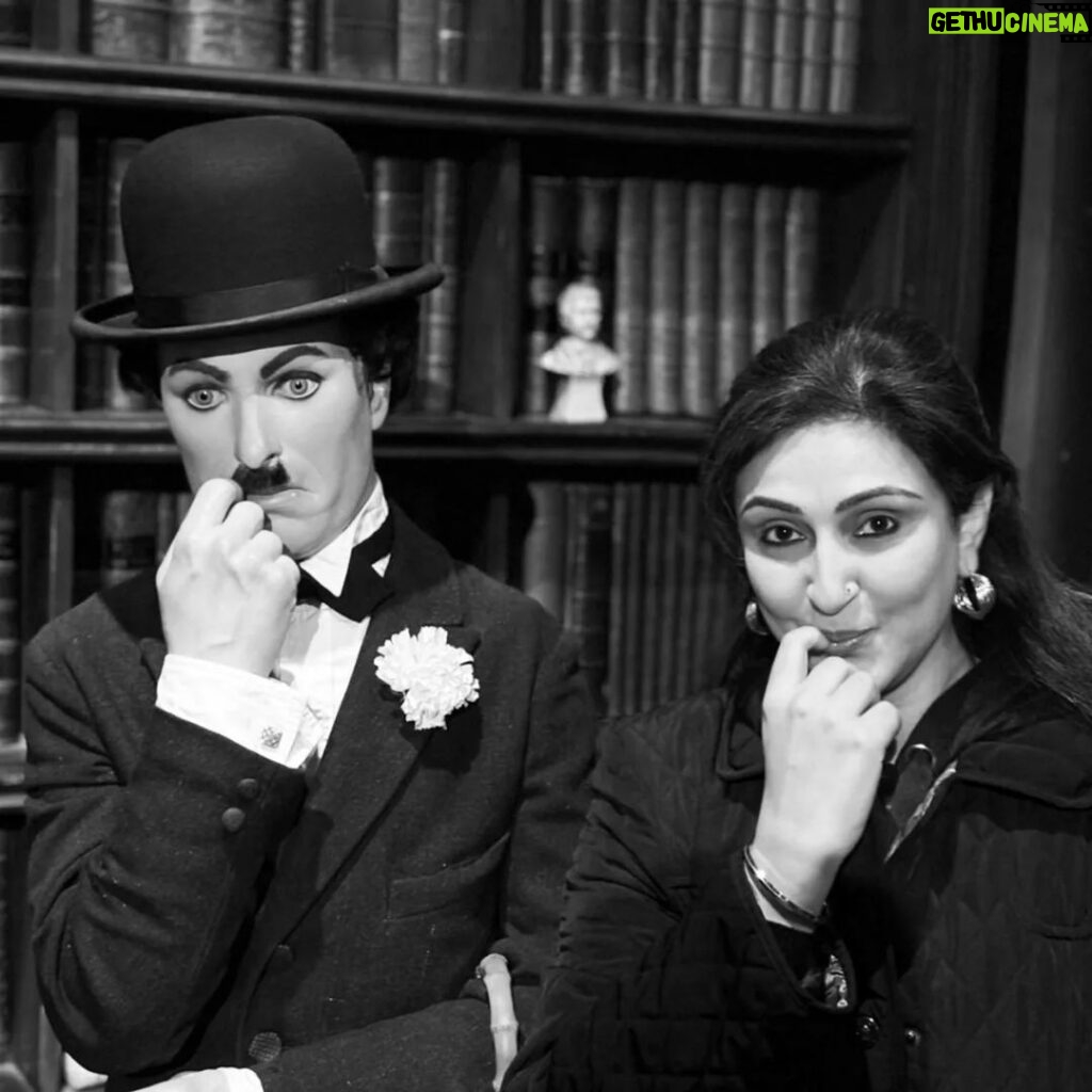 Juhi Babbar Instagram - Did you know that on the cold Christmas morning of 1977 Charlie Chaplin was laid to rest in Corsier-sur-Vevey in Switzerland 🤍What a day for the final curtain call, Mr.Chaplin✨Jingling bells around the world applaud your exit❤️🤍💚 Thanku @achintmarwah for this precious pic #charliechaplin #charliechaplindeathanniversary #finalcurtaincall #actor #comedian #tragedian #Switzerland #Christmas #applause #jinglebells #myfavorite #juhibabbarsoni