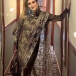 Juhi Babbar Instagram - जिन्हें हमारी चमक से तकलीफ़ है, कृपया ढेर सारे काले चश्मे ख़रीद लें...क्योंकि यह तो सिर्फ़ शुरुआत है! ✨🕶️ Outfit : @aisha_tehzeeb #ShineBright #StyleStatement #Chamak #FashionForward #NewBeginnings #unapologetic #unstoppable #OwnYourStyle #JuhiBabbarSoni
