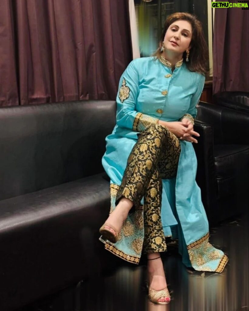 Juhi Babbar Instagram - A sherwani gives me a Desi Boss Lady feel 😉and my favorite one is this, Turquoise, paired with black and gold, designed by my dear friend Shabbo -Shabana Khan, which stole the spotlight at the event of my 4th show in London. 🇬🇧 #SherwaniStyle #DesiBossLady #FashionFavorite #TurquoiseLove #BlackAndGoldMagic #EventFashion #LondonShowcase #ShabboDesigns #CelebrationMode #ShowstopperLook #FashionistaDiaries #CulturalElegance #TurquoiseDreams #EventAttire #FashionStatement #HostedInStyle #LondonFashion #MemorableMoments #JuhiBabbarSoni