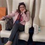 Juhi Babbar Instagram - After receiving immeasurable love and appreciation for my play “With Love, Aap Ki Saiyaara” at Jashn-E-Rekhta, London🇬🇧, I was eagerly looking forward to perform at the heart of it all, Jashn-E-Rekhta, Delhi ! 💚🤍🧡 I had the most unforgettable experience at Jashn-E-Rekhta at Major Dhyan Chand Stadium where I received nothing but love and appreciation ! 💖💞 Performing for an enthusiastic and loving audience of over 3000, with some standing by the barricade throughout the 100 MINUTE DURATION of the play, was truly overwhelming. Huge LED screens and excellent sound systems created a grand spectacle. Kudos to the technical team of Jashn-E-Rekhta – the best experience to date! Grateful for this exhilarating experience, thank you Jashn-E-Rekhta, it was truly a celebration of art and culture. 💫💕 #JashnERekhta #DelhiEdition #80thshow #Majordhyanchandstadium #GlobalCelebration #WithLoveAapKiSaiyaara #EkjuteTheatreGroup #juhibabbarsoni Dhyan Chand National Stadium