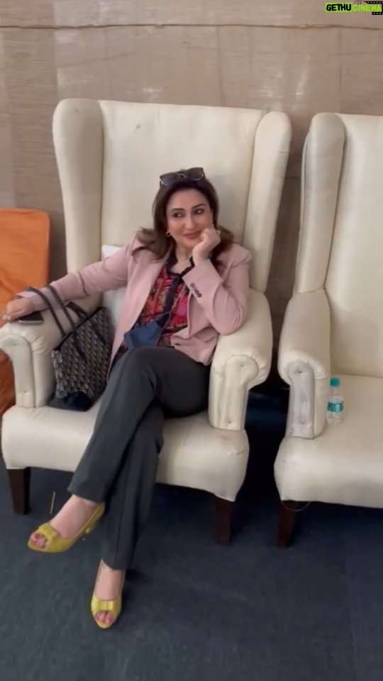 Juhi Babbar Instagram - After receiving immeasurable love and appreciation for my play “With Love, Aap Ki Saiyaara” at Jashn-E-Rekhta, London🇬🇧, I was eagerly looking forward to perform at the heart of it all, Jashn-E-Rekhta, Delhi ! 💚🤍🧡 I had the most unforgettable experience at Jashn-E-Rekhta at Major Dhyan Chand Stadium where I received nothing but love and appreciation ! 💖💞 Performing for an enthusiastic and loving audience of over 3000, with some standing by the barricade throughout the 100 MINUTE DURATION of the play, was truly overwhelming. Huge LED screens and excellent sound systems created a grand spectacle. Kudos to the technical team of Jashn-E-Rekhta – the best experience to date! Grateful for this exhilarating experience, thank you Jashn-E-Rekhta, it was truly a celebration of art and culture. 💫💕 #JashnERekhta #DelhiEdition #80thshow #Majordhyanchandstadium #GlobalCelebration #WithLoveAapKiSaiyaara #EkjuteTheatreGroup #juhibabbarsoni Dhyan Chand National Stadium