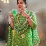 Juhi Babbar Instagram – Twinning with my drink🔫
.
.
Thanku @divyadutta25 for this pic😘

#twinning #green #mydrink #partytime #animal #trending #lordbobby 😉#juhibabbarsoni