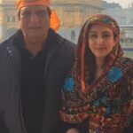 Juhi Babbar Instagram - Blessed Mornings🌻🙏🌻 #Harmindersahib #goldentemple #Amritsar #withmypapa #papa #blessed #grateful #thankful #Darshan #peaceful #heavenonearth