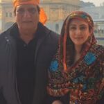 Juhi Babbar Instagram – Blessed Mornings🌻🙏🌻

#Harmindersahib #goldentemple #Amritsar #withmypapa #papa #blessed #grateful #thankful #Darshan #peaceful #heavenonearth