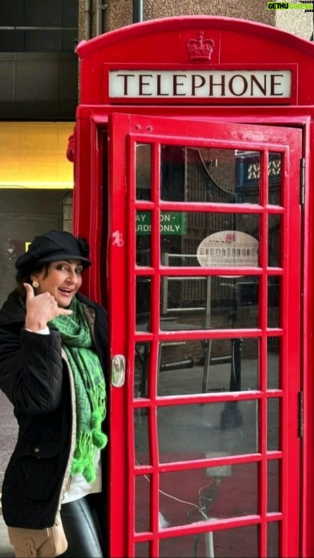 Juhi Babbar Instagram - Helllllo London 🇬🇧📞 Missssing you 💙❤️ #HelloLondon #LondonLove #Londontour #HeartInLondon #LondonNostalgia #Londonphonebooth #BlueRedLondon #LondonDreaming #CityofLights #LondonMemories #JuhiBabbarSoni