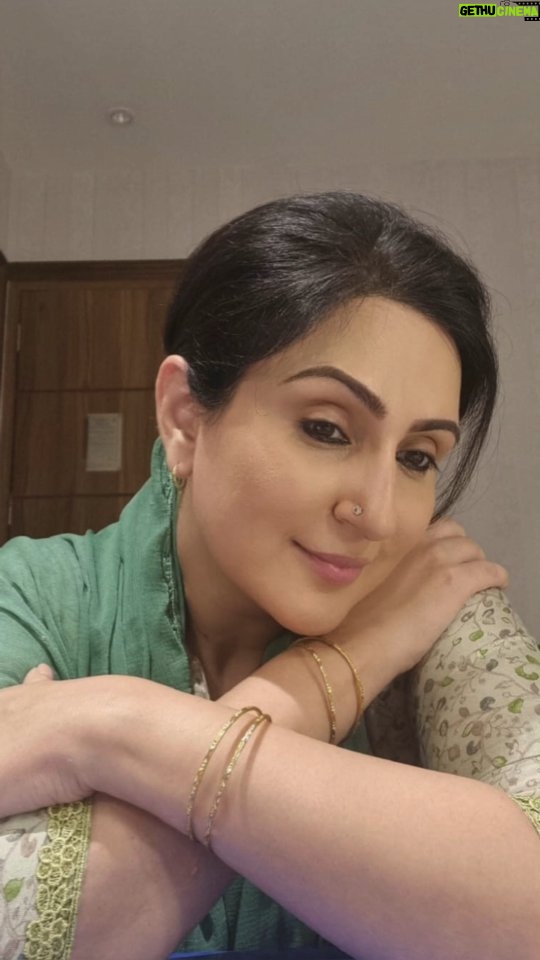 Juhi Babbar Instagram - Zoya is Loving, Restrained, Strict and a true mother figure who is often sandwiched between the father and the child😇 Thank you my dear Tarun & Parveen for making me look like Zoya 🤗 Although My sincere apologies to my director, Soumendra sir, for unintentionally looking pretty🙏🤭, kya karoon sir..good looks are in the genes🫣blame it on my parents😅😂! #Farrey #MakingOfZoya #JuhitoZoya #FarreyinCinemaNow #LookChange #Transformation #Movie #Makeup&Hair #MovieLook #SorrynotSorry #ShootClicks #SelfieMood #Selfportrait #FarreyBts #Throwback #JuhiBabbarSoni
