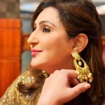 Juhi Babbar Instagram - ✨Happy Dhanteras!✨ Thank you @amybillimoria for adding sparkles to my Dhanteras💫 love the earrings! #Juhibabbarsoni #dhanteras #celebration #festive #amybillimoriahouseofdesign baali#traditionandculture #jewelry #goodluck #dhanterasvibes #festivaloflights