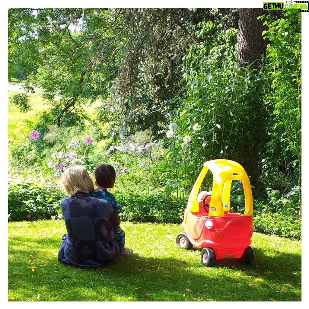 Julia Chan Instagram - Blissed out in Mum’s garden 🌸