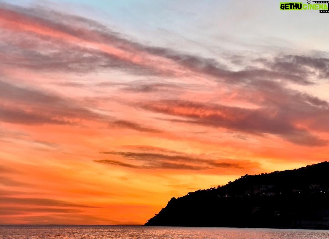 Julian Lennon - 2.9K Likes - Thankful…
What a lovely 1st day of ‘24…
👣🙏🏻😘