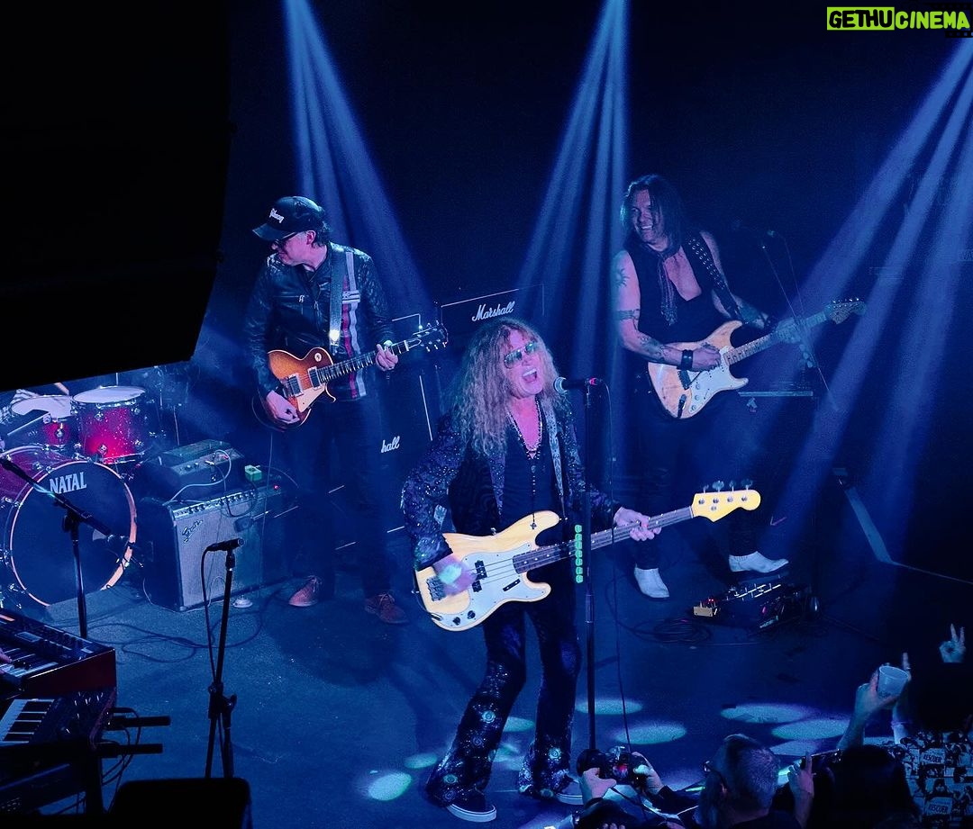 Julian Lennon - 4.7K Likes - Great Show last night at 𝒲𝒽𝒾𝓈𝓀𝓎 𝒶 𝒢ℴ𝒢ℴ in LA....
With Glenn Hughes & his fab band, as well as an appearance by Joe Bonamassa! Tight as hell & the first date of 9 Months on the road…
Fun, fun, fun…. ♥️🙏🏻😘