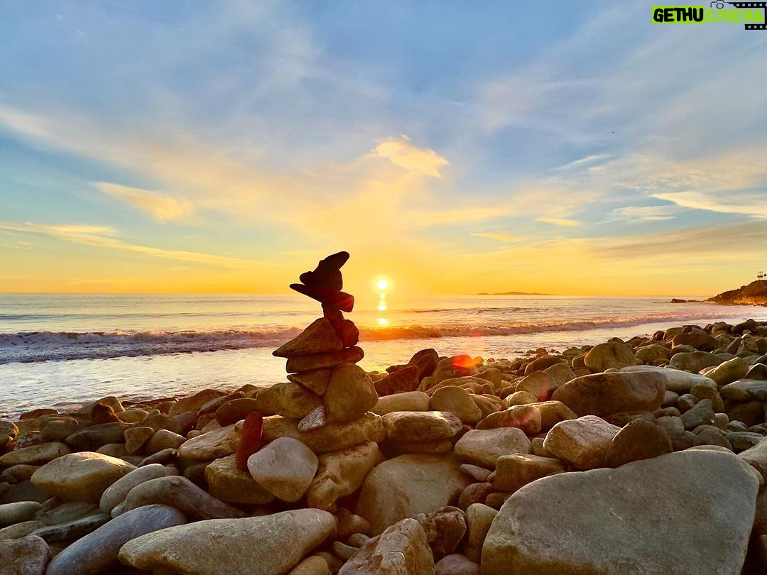 Julian Lennon - 4.5K Likes - A Sunday cruise over the SM mountains to the PCH, then up north for a gorgeous Sunset…
Thankful 🙏🏻