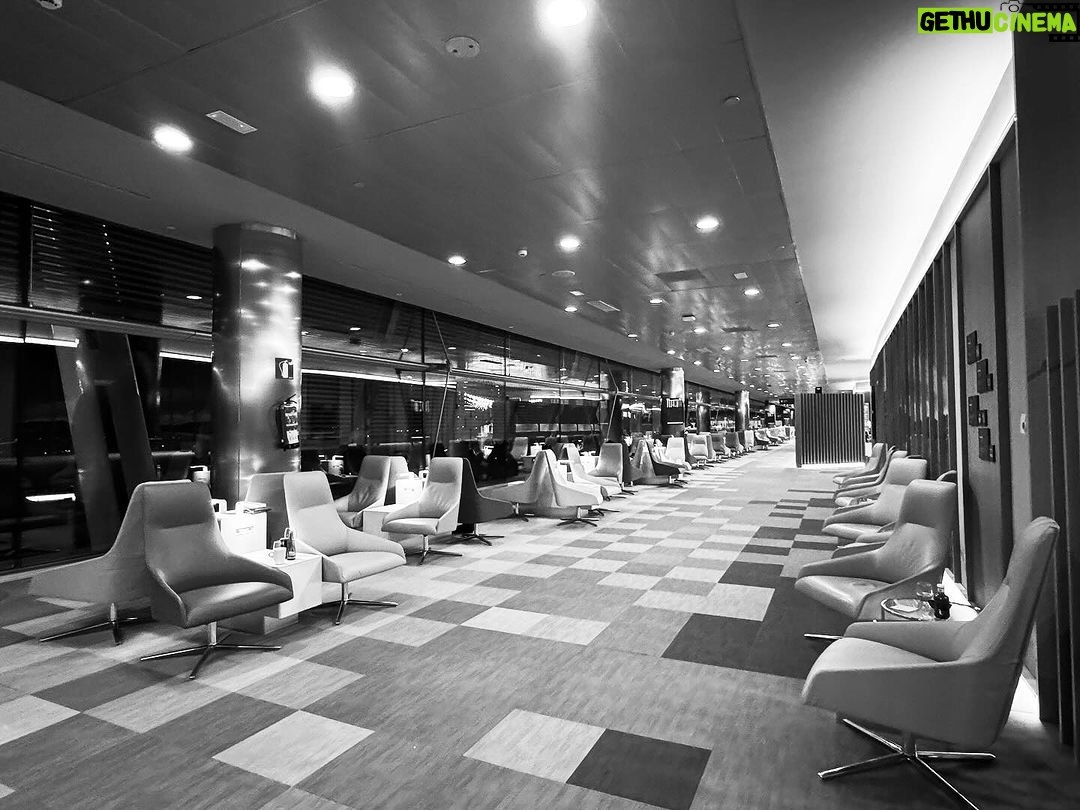 Julian Lennon - 6.5K Likes - Part II
This one’s a long one….
See you on the flip side! 😅🙏🏻😘
P.S. Madrid airport is pretty fab!