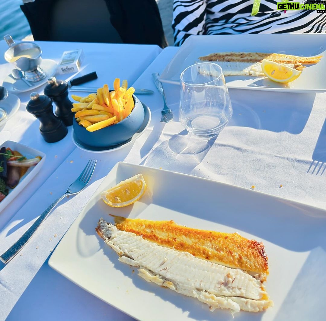 Julian Lennon - 2.8K Likes - Thankful….
for some Fish & Chips, amongst other things, with me old mate Ant, on a Beautiful Sunny Day…
♥️🙏🏻😘