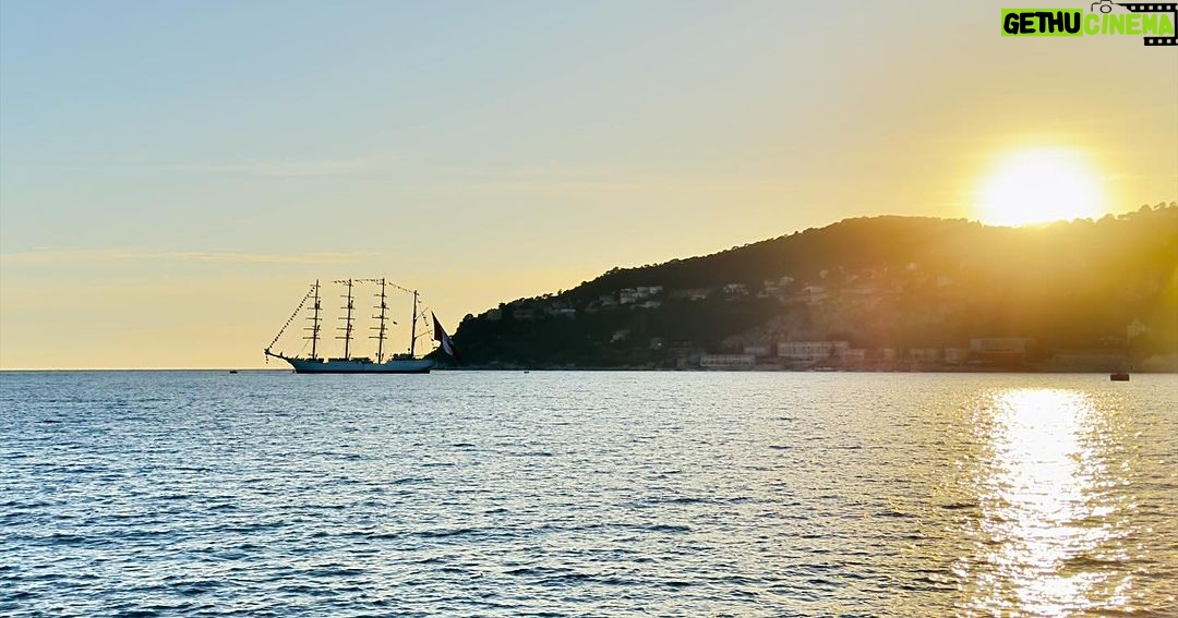 Julian Lennon - 2.8K Likes - A good day organising & planning all sorts, for an upcoming trip…
And just enough time for a good power walk before Sundown, before getting back to work…
Thankful…. 🙏🏻