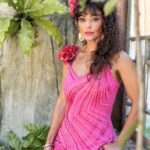 Juliana Paes Instagram - É clichê o que vou dizer, mas… dar vida a Jacutinga tem sido um dos desafios mais gostosos da minha carreira. Quando recebi o texto, pensei: eu quero ter a chance de falar isso pra muita gente! É tão necessário, tão atual, tão pertinente! Me encantei por essa mulher que não abaixa a cabeça, que faz acontecer e que sempre tem uma palavra amiga pra ajudar outra mulher. A vida levou Jacutinga a caminhos inusitados, às vezes dolorosos, mas ela não perde a ternura. Ela é brava, mas é maternal. Ela é dona de bordel, mas tem um código de ética muito bem definido. Jacutinga é controversa e acho que é esse o seu ponto forte: ela é absolutamente humana e imperfeita, como todos nós. 📸 @gshow