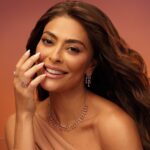 Juliana Paes Instagram - Joias para quem tem sol na alma ✨💛 Estou encantada pela riqueza de tonalidades do lançamento Sunset da @montecarlojoias. As joias em Ouro 18k e Prata com Iolita e Ametista são inspiradas no pôr do sol, pra destacar o nosso brilho e iluminar cada ocasião com mais cor. Apaixone-se comigo pelas novas coleções dando uma olhada no site e me diga o que achou! 😉 #SunsetMonteCarlo #MonteCarloJoias #Ouro18k | Publi