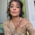 Juliana Paes Instagram - Quando recebi o convite para viver Jacutinga, senti de pronto que eu precisava aceitar esse trabalho. A conexão com a personagem foi imediata! O texto tão bonito e forte do @brunoluperi me deu a segurança para viver esse enorme desafio. Ali eu entendi que aquela era uma mulher à frente do seu tempo. Sábia e generosa, repassando ensinamentos que todas nós precisamos ouvir. Bruno, eu só posso agradecer por esse presente. Eu sei que todo mundo diz isso, mas é a verdade. Obrigada por mais uma vez por confiar e estar ao meu lado. E não posso deixar de comentar sobre todos os meus colegas de cena e por trás das cenas que viveram essa experiência linda de #Renascer. A história segue linda, forte, cheia de emoções. E eu seguirei daqui, do outro lado da telinha, sendo fã número de um de cada uma e cada um de vocês. Que as palavras de Jacutinga ecoem em nossas memórias, para que possamos entender o nosso lugar no mundo. Obrigada por tudo, Jacutinga ❤️