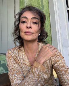 Juliana Paes Instagram - Quando recebi o convite para viver Jacutinga, senti de pronto que eu precisava aceitar esse trabalho. A conexão com a personagem foi imediata! O texto tão bonito e forte do @brunoluperi me deu a segurança para viver esse enorme desafio. Ali eu entendi que aquela era uma mulher à frente do seu tempo. Sábia e generosa, repassando ensinamentos que todas nós precisamos ouvir. Bruno, eu só posso agradecer por esse presente. Eu sei que todo mundo diz isso, mas é a verdade. Obrigada por mais uma vez por confiar e estar ao meu lado. E não posso deixar de comentar sobre todos os meus colegas de cena e por trás das cenas que viveram essa experiência linda de #Renascer. A história segue linda, forte, cheia de emoções. E eu seguirei daqui, do outro lado da telinha, sendo fã número de um de cada uma e cada um de vocês. Que as palavras de Jacutinga ecoem em nossas memórias, para que possamos entender o nosso lugar no mundo. Obrigada por tudo, Jacutinga ❤️