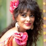 Juliana Paes Instagram - É clichê o que vou dizer, mas… dar vida a Jacutinga tem sido um dos desafios mais gostosos da minha carreira. Quando recebi o texto, pensei: eu quero ter a chance de falar isso pra muita gente! É tão necessário, tão atual, tão pertinente! Me encantei por essa mulher que não abaixa a cabeça, que faz acontecer e que sempre tem uma palavra amiga pra ajudar outra mulher. A vida levou Jacutinga a caminhos inusitados, às vezes dolorosos, mas ela não perde a ternura. Ela é brava, mas é maternal. Ela é dona de bordel, mas tem um código de ética muito bem definido. Jacutinga é controversa e acho que é esse o seu ponto forte: ela é absolutamente humana e imperfeita, como todos nós. 📸 @gshow