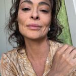 Juliana Paes Instagram - Quando recebi o convite para viver Jacutinga, senti de pronto que eu precisava aceitar esse trabalho. A conexão com a personagem foi imediata! O texto tão bonito e forte do @brunoluperi me deu a segurança para viver esse enorme desafio. Ali eu entendi que aquela era uma mulher à frente do seu tempo. Sábia e generosa, repassando ensinamentos que todas nós precisamos ouvir. Bruno, eu só posso agradecer por esse presente. Eu sei que todo mundo diz isso, mas é a verdade. Obrigada por mais uma vez por confiar e estar ao meu lado. E não posso deixar de comentar sobre todos os meus colegas de cena e por trás das cenas que viveram essa experiência linda de #Renascer. A história segue linda, forte, cheia de emoções. E eu seguirei daqui, do outro lado da telinha, sendo fã número de um de cada uma e cada um de vocês. Que as palavras de Jacutinga ecoem em nossas memórias, para que possamos entender o nosso lugar no mundo. Obrigada por tudo, Jacutinga ❤️