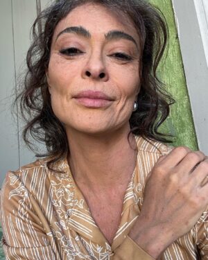 Juliana Paes Instagram - Quando recebi o convite para viver Jacutinga, senti de pronto que eu precisava aceitar esse trabalho. A conexão com a personagem foi imediata! O texto tão bonito e forte do @brunoluperi me deu a segurança para viver esse enorme desafio. Ali eu entendi que aquela era uma mulher à frente do seu tempo. Sábia e generosa, repassando ensinamentos que todas nós precisamos ouvir. Bruno, eu só posso agradecer por esse presente. Eu sei que todo mundo diz isso, mas é a verdade. Obrigada por mais uma vez por confiar e estar ao meu lado. 

E não posso deixar de comentar sobre todos os meus colegas de cena e por trás das cenas que viveram essa experiência linda de #Renascer. A história segue linda, forte, cheia de emoções. E eu seguirei daqui, do outro lado da telinha, sendo fã número de um de cada uma e cada um de vocês.

Que as palavras de Jacutinga ecoem em nossas memórias, para que possamos entender o nosso lugar no mundo. Obrigada por tudo, Jacutinga ❤️