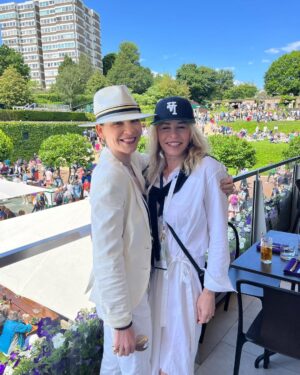 Julianna Margulies Instagram - So much fun at Wimbledon! 
Laughed, watched, 
sipped some Pimms and even got a sweaty hug from Tiafoe after his victory in the first round.
@chelseahandler thanks for being my date! 💕 
#wimbledon