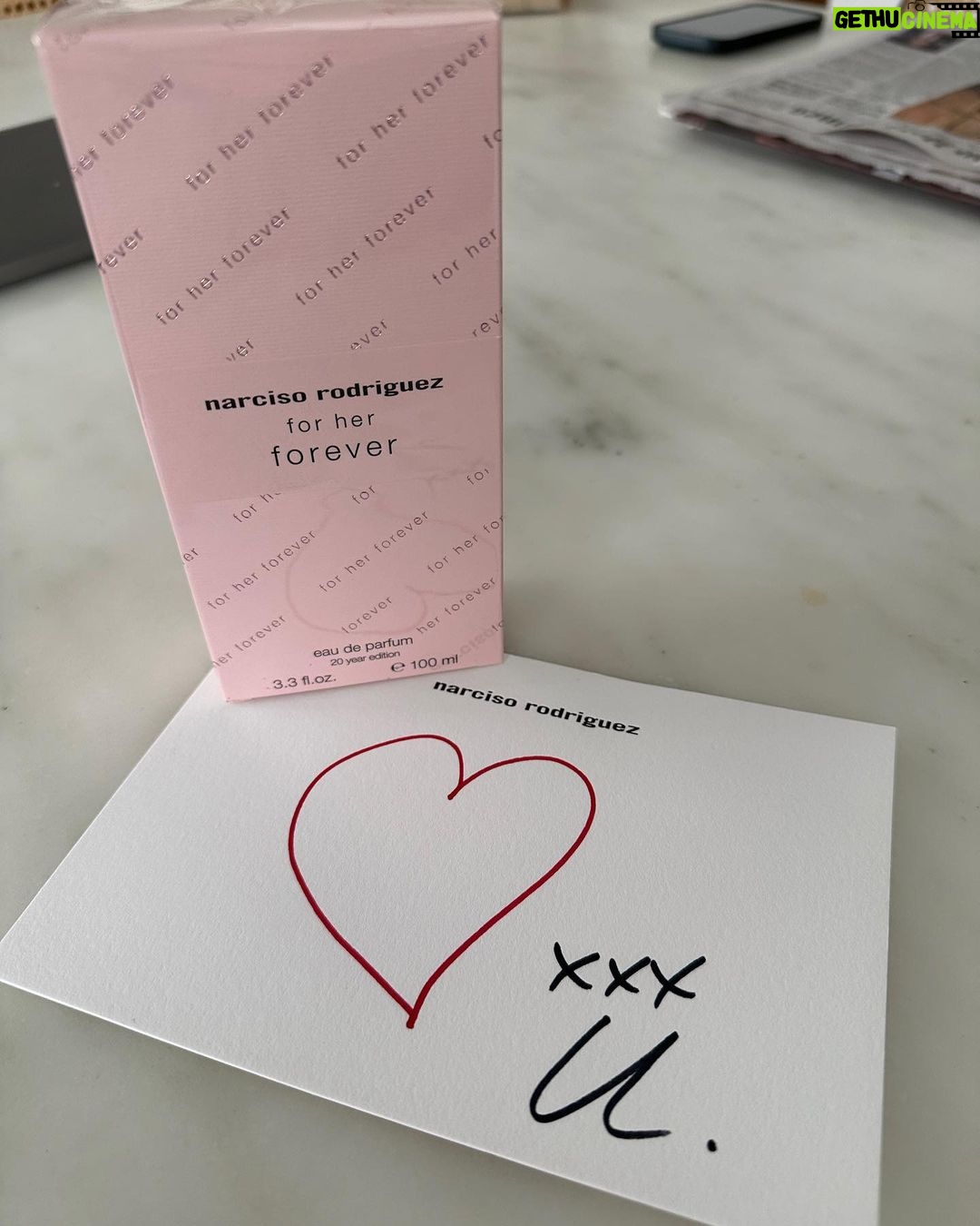 Julianna Margulies Instagram - Birthday photo dump. Thank you to everyone for all your gorgeous flowers, gifts, messages. What a week of feeling so loved I am beyond grateful and acutely aware of how lucky I am. And now a long nap. 🥰 #thankful