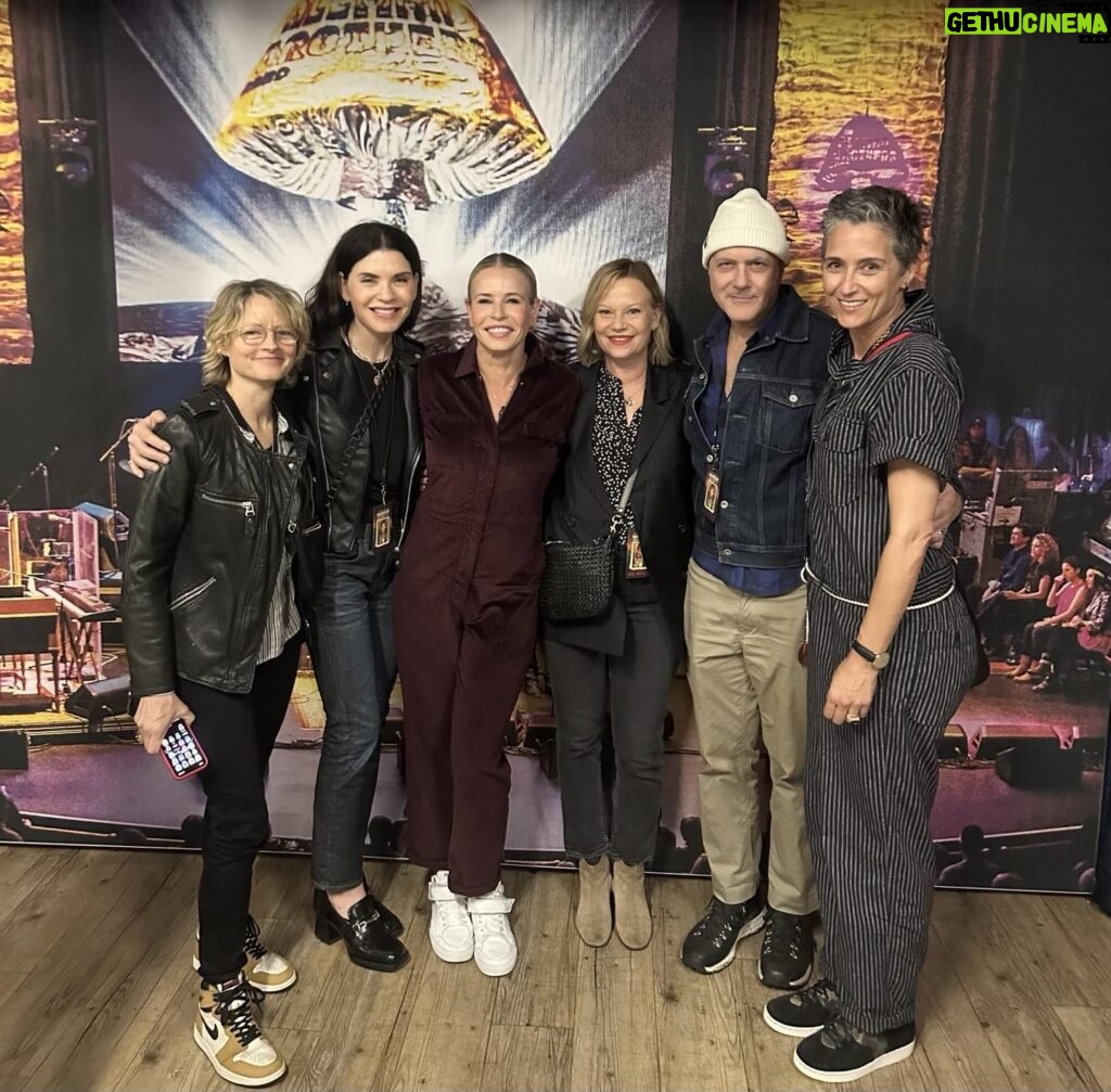 Julianna Margulies Instagram - Backstage with #jodiefoster #alexandrahedison @chelseahandler @samantham01 @mr.alecholland for the #LittleBigBitchtour Such a fun night. And of course #chelseahandler was brilliant!