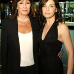 Julianna Margulies Instagram - #internationalwomensday I’ve gotten to meet some amazing women in my life, so grateful to smart, strong, independent women all over the world. #supportwomen #supportgirlseducation