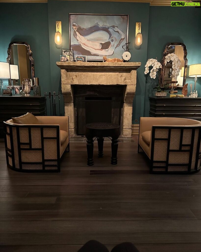 Julianna Margulies Instagram - Home away from home. Just some more pics of Laura’s gorgeous apartment. #themorningshow #brilliantsetdesigners
