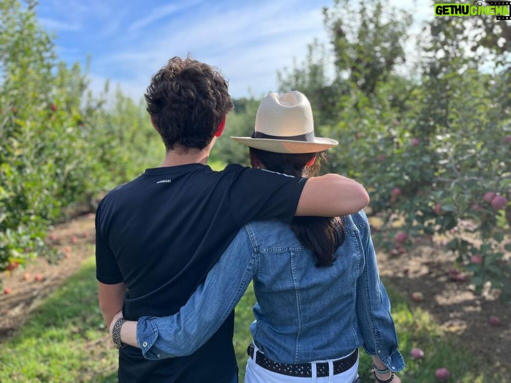 Julianna Margulies Instagram - Shana Tovah! Wishing everyone sweetness, happiness and peace. 🩷 And when did he get so tall! 😬