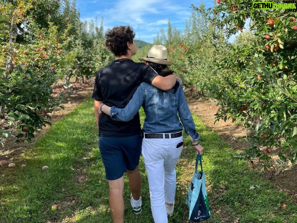 Julianna Margulies Instagram - Shana Tovah! Wishing everyone sweetness, happiness and peace. 🩷 And when did he get so tall! 😬
