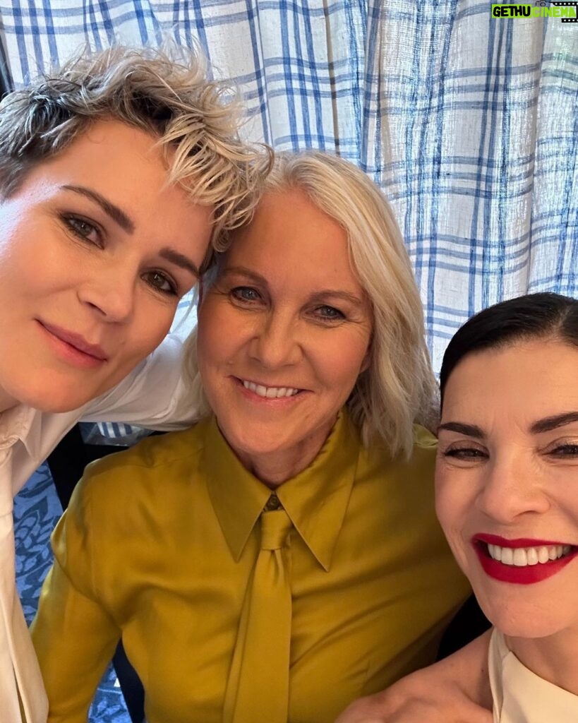 Julianna Margulies Instagram - Had the most lovely morning @kallmeyerofficial show. Gorgeous clothes and I got to hang out with @rennaestubbs and @ashlynharris24 #fashionweek #ilovenyc❤️ #kallmeyer