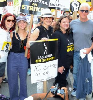 Julianna Margulies Instagram - Amazing who you bump into walking the picket line! Love that my movie husband came out to support!
#sagaftrastrike2023  #sagaftrastrong 
#wecandoit