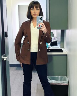 Julie Ann Emery Instagram - Small town Bank Manager chic returned to @therookieabc last night!  But you can catch it now on @hulu! @alexihawley continues to build the best and happiest crews around on his shows. Sweet & talented @nathanfillion was charming as ever and even sent a welcome gift! And what a delight to work with @jennadewan and talk musical Theatre between tasing a perp. Thx for returning to John’s hometown and having Stacey back in action!!!