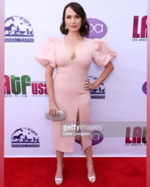 Julie Ann Emery Instagram - Had an absolutely beautiful time at the #DaytimeBeautyAwards for @hollywoodbeautyawards presenting with @thanks.rob & Paula Abdul yesterday. Congratulations to @wearefirmenich on their Fragrance Innovation Award. 
And as always, so much gratitude to my incredible team of artists 
Styling @karenraphael @ilanauretsky 
Hair/Makeup @jenna.marie.beauty 
Dress @toccin.official 
Shoes @3publicrelations 
Earrings & pink ring: @dangelojoyeria 
Clutch @nataliemillsofficial 
GORGEOUS rings: @nataliemillsofficial 
PR @chprteam @monaloring @annakrnspr #KevinEarley