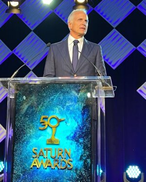 Julie Ann Emery Instagram - Put on a little black dress from @elliatt & happily cheered in my brilliant @bettercallsaulamc friends with my boo #KevinEarley at the @saturnawards last night! @mrpatrickfabian & Peter Gould were dashing and perfect accepting their awards live. 

I somehow managed to show up matching the backdrop 👀👀 but @jenna.marie.beauty makeup & @lucy_gedjeyan hair were perfectly on point as usual. 

Also got some time in fangirling over C-3PO & cozying up to Frankenstein with @jennofthefuture 

Thx so much for the invite @sonytvofficial & @amc_tv @jennofthefuture