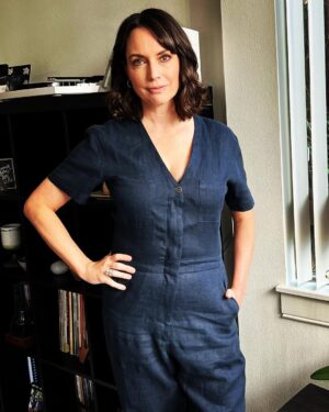 Julie Ann Emery Instagram - Who loves a jumpsuit and curls for a panel? 🙋🏻‍♀️🙋🏻‍♀️🙋🏻‍♀️
PR @chprteam @monaloring 
Style @karenraphael 
💄 @jenna.marie.beauty 
Hair @lucy_gedjeyan 
Jumpsuit @rivetutility 
(And I want it for my life) 
@appletvplus @sagawards @producersguild