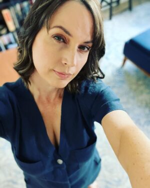 Julie Ann Emery Instagram - Who loves a jumpsuit and curls for a panel? 🙋🏻‍♀️🙋🏻‍♀️🙋🏻‍♀️
PR @chprteam @monaloring 
Style @karenraphael 
💄 @jenna.marie.beauty 
Hair @lucy_gedjeyan 
Jumpsuit @rivetutility 
(And I want it for my life) 
@appletvplus @sagawards @producersguild