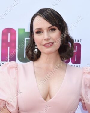 Julie Ann Emery Instagram - Had an absolutely beautiful time at the #DaytimeBeautyAwards for @hollywoodbeautyawards presenting with @thanks.rob & Paula Abdul yesterday. Congratulations to @wearefirmenich on their Fragrance Innovation Award. 
And as always, so much gratitude to my incredible team of artists 
Styling @karenraphael @ilanauretsky 
Hair/Makeup @jenna.marie.beauty 
Dress @toccin.official 
Shoes @3publicrelations 
Earrings & pink ring: @dangelojoyeria 
Clutch @nataliemillsofficial 
GORGEOUS rings: @nataliemillsofficial 
PR @chprteam @monaloring @annakrnspr #KevinEarley