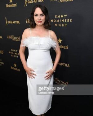 Julie Ann Emery Instagram - Thx for having me at the @hollywoodreporter @sagaftrafound #preemmyparty 
#emmys2022 
And I got to hug my brilliant friend #MarinHinkle!! 💜
And just look at this gorgeous Hair & Makeup by my favorite @jenna.marie.beauty!! 
@chprteam 
Dress @elliatt pulled from my closet!!!
