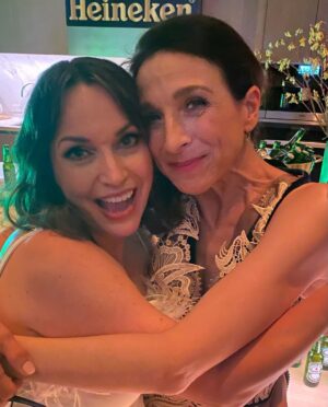 Julie Ann Emery Instagram - Thx for having me at the @hollywoodreporter @sagaftrafound #preemmyparty 
#emmys2022 
And I got to hug my brilliant friend #MarinHinkle!! 💜
And just look at this gorgeous Hair & Makeup by my favorite @jenna.marie.beauty!! 
@chprteam 
Dress @elliatt pulled from my closet!!!