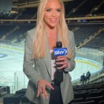 Julie Stewart-Binks Instagram – Portrait of a woman who likely claps like Nicole Kidman 💅

#NYR #nyrangers #NHL #SNYtv #hockey #sports #newyork #whydoiholdmgfingerslikethat Madison Square Garden